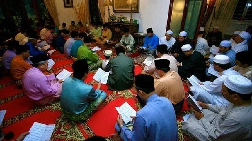 Jamaah melaksanakan tahlil sebagai bagian tradisi Nahdliyin
